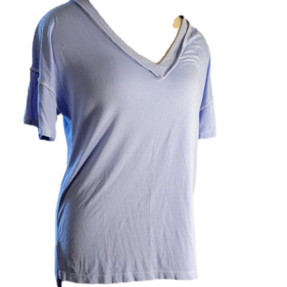 BKE BUCKLE LIGHT BLUE V-NECK TSHIRT SIZE: LARGE